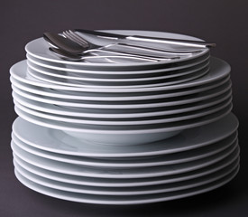 pile d'assiette et couverts