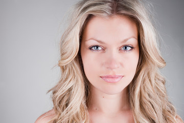 Naklejka premium Portrait of a beautiful young woman