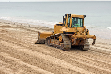 Caterpilar sur la plage © helenedevun