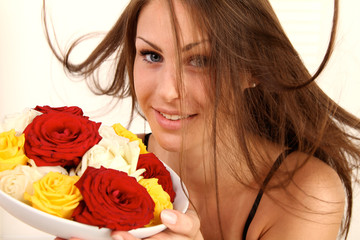 Frau mit Rosen