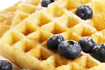 gezuckerte blaubeeren auf waffeln mit sirup