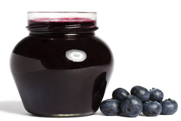 marmeladenglas mit blaubeeren auf weissem hintergrund