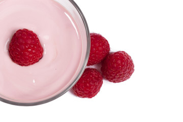 himbeere auf milchshake mit himbeeren von oben