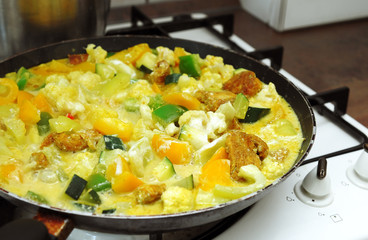 Chicken and vegetables on a frying pan