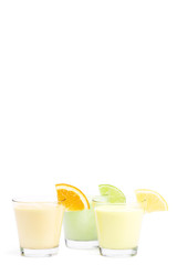 drei kalte zitrus milchshakes auf weissem hintergrund
