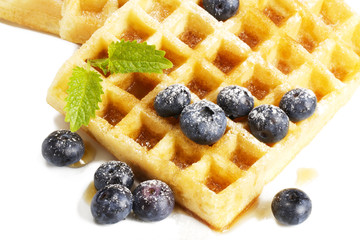 waffeln mit gezuckerten heidelbeeren, melisse und sirup