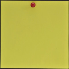 gelber Notizzettel mit rotem Pin