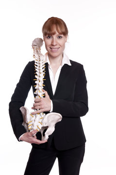 Businessfrau mit Wirbels&auml;ulenmodell