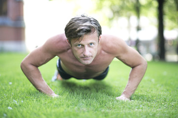 Sportler macht Liegestützen