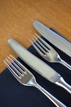 Fourchettes, couteaux, couverts, service, serviette, cuisine