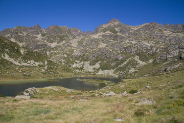 Fototapeta na wymiar Piesze wycieczki w Pireneje