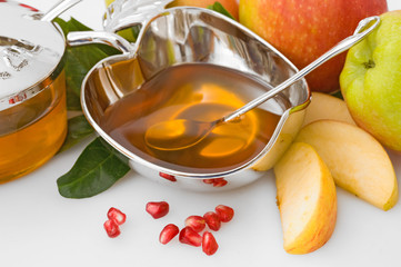 honey with apple for Rosh Hashanah – jewish new year