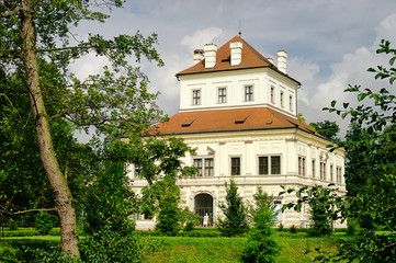 Fototapeta na wymiar Ostrov Weisses Schloss - Ostrov biały pałac 01