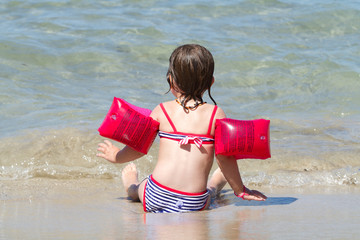 petite fille au bord de la mer