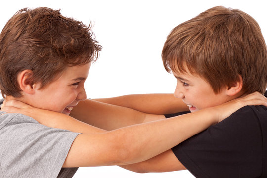 Geschwister Streit - Kampf zwischen zwei Jungen