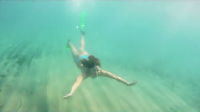 ragazza nuota sott'acqua