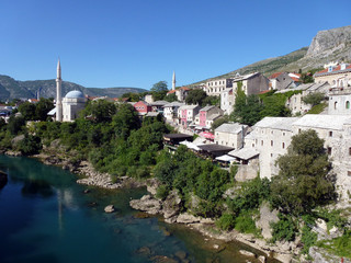 Fototapeta na wymiar Mostar ciudad de Bosnia Herzegovina a orillas del río Neretva