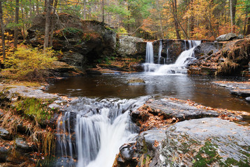 Obraz na płótnie Canvas Jesień Wodospad w górach