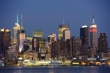 Obraz premium New York City Manhattan midtown skyline at dusk