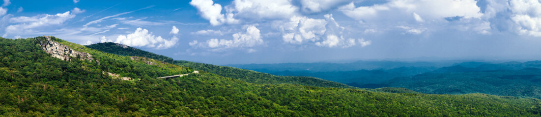 Fototapeta premium Panorama of stretch of Blue Ridge Parkway near Asheville, NC
