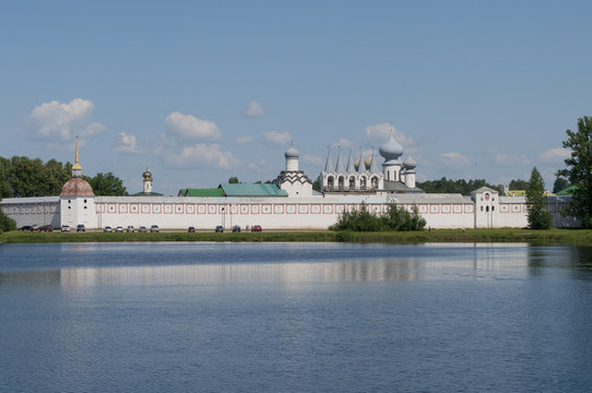 Вид на Тихвинский Успенский монастырь с озера Таборы.