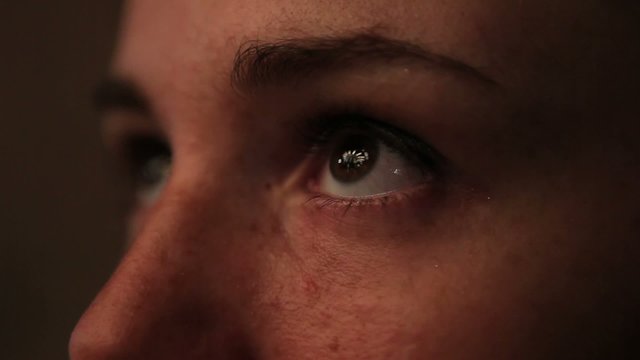 Reflet d'un man&egrave;ge dans les yeux d'une fille