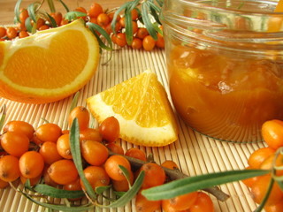 Konfitüre mit Sanddornbeeren und Orangen