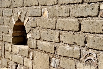 Muro in mattoni di tufo