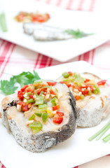 Lomos de merluza al horno con pimientos