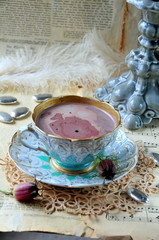 Kakao in antiker Tasse und Barockleuchter