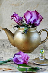 Lisianthusblüten in Teekanne