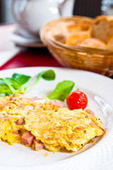 omelet with ham tomato