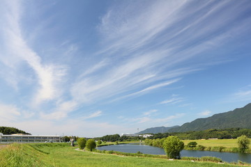 Fototapeta na wymiar Meadow z nieba i gór i rzek