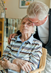 Alte Dame und Sohn im Pflegeheim (Alzheimer) - obrazy, fototapety, plakaty