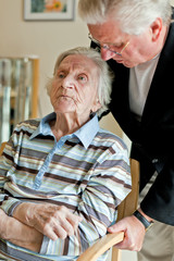 Alte Dame und Sohn im Pflegeheim (Alzheimer)