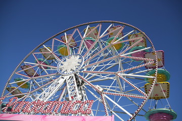 ruota panoramica : giostra di un luna park