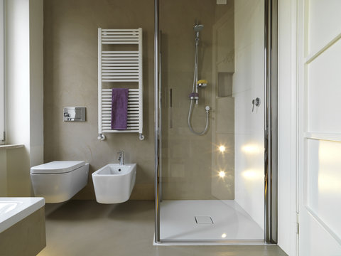 bagno moderno con doccia in muratura e vetro
