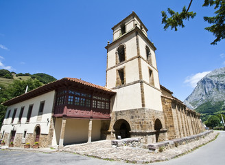 Iglesia colegiata de San Pedro de Teverga