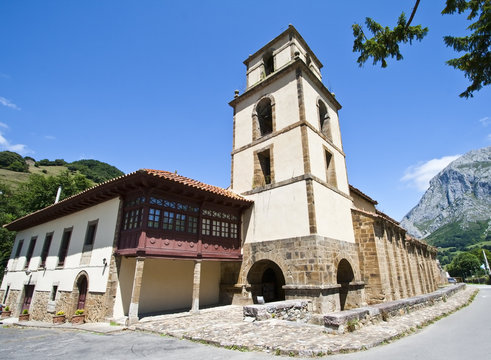 Iglesia colegiata de San Pedro de Teverga