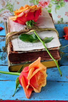 Fototapeta Rosen und antike Bücher