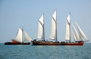 Fototapeta na wymiar Régate des anciens bateaux pêcheur à Volendam, Pays-Bas