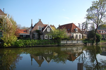 Fototapeta na wymiar Maison typique sur le canale, Edam, Pays-Bas