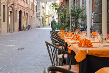 Italienisches Restaurant in einer engen Gasse in Como
