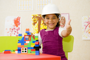 Jeune fille jouant à un jeu de construction