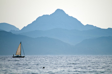 Fototapeta premium Corsica: mare e monti a Saint Florent