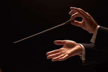 Conductor conducting an orchestra - obrazy, fototapety, plakaty