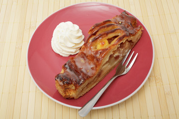 Apfelstrudel mit Sahne
