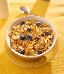 breakfast : corn flakes with blueberries in the morning
