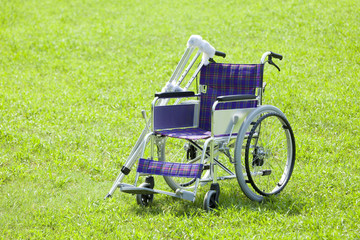 Fototapeta na wymiar Kule i wózki inwalidzkie