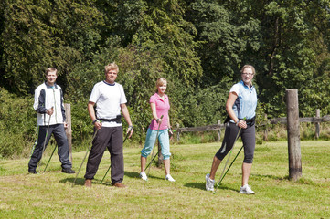 Gruppe beim nordic walking outdoor